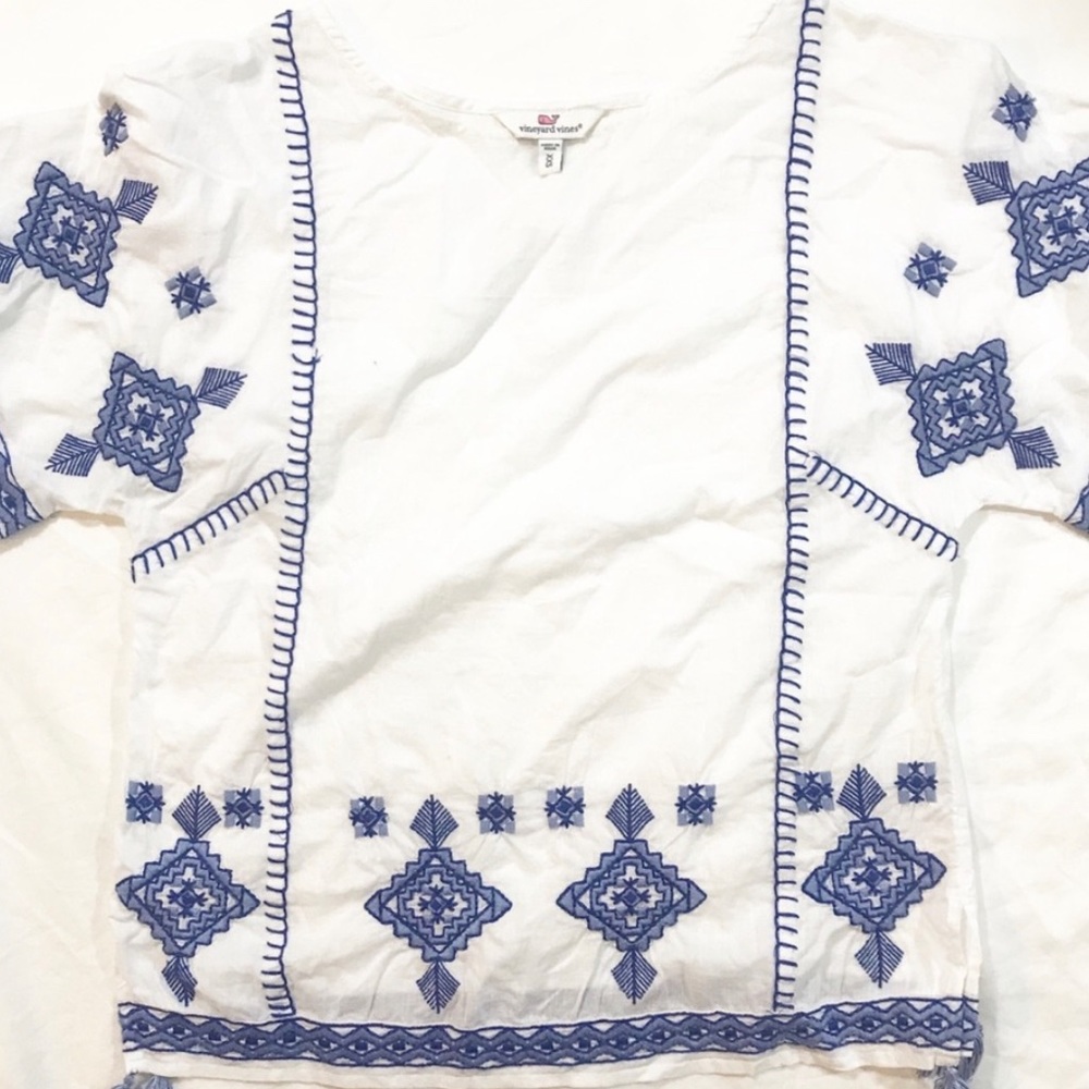 Vineyard vines white and blue top